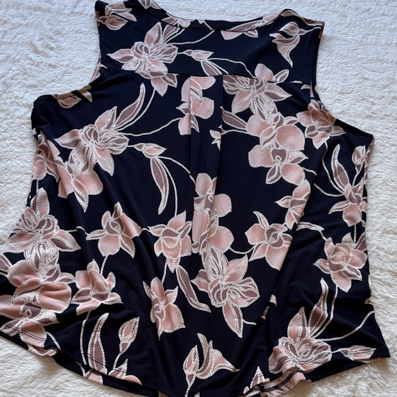 Sleeveless Floral V-Neck Tank Top in Navy and Blush - Picture 6 of 6